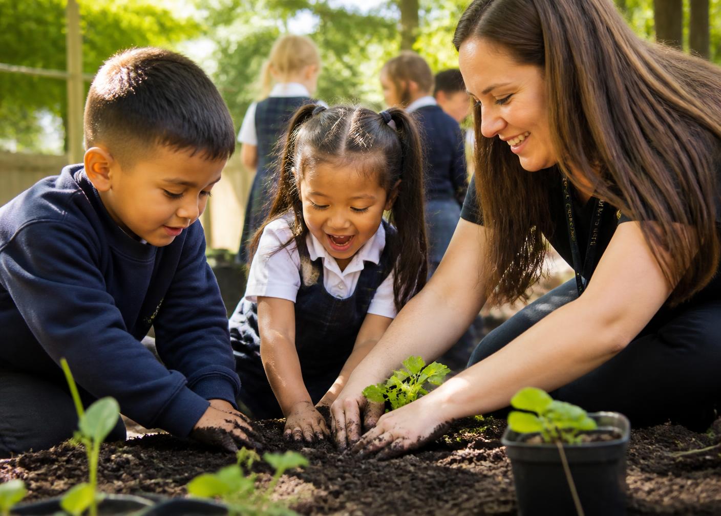 Estudiantes sembrando plantas en la huerta escolar junto a su docente